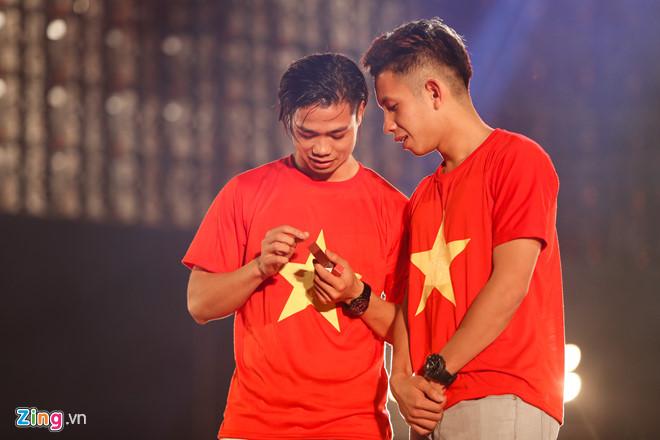 Cổ động viên ngất trong gala vinh danh U23 Việt Nam tại sân Thống Nhất-1