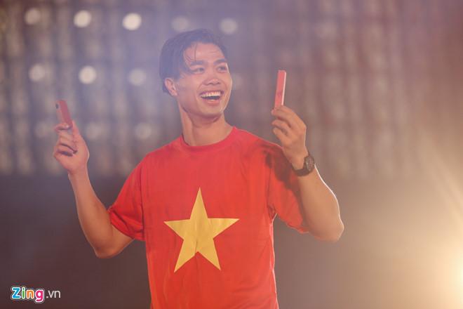 Cổ động viên ngất trong gala vinh danh U23 Việt Nam tại sân Thống Nhất-2