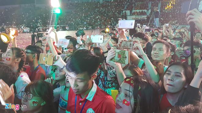 Cổ động viên ngất trong gala vinh danh U23 Việt Nam tại sân Thống Nhất-3