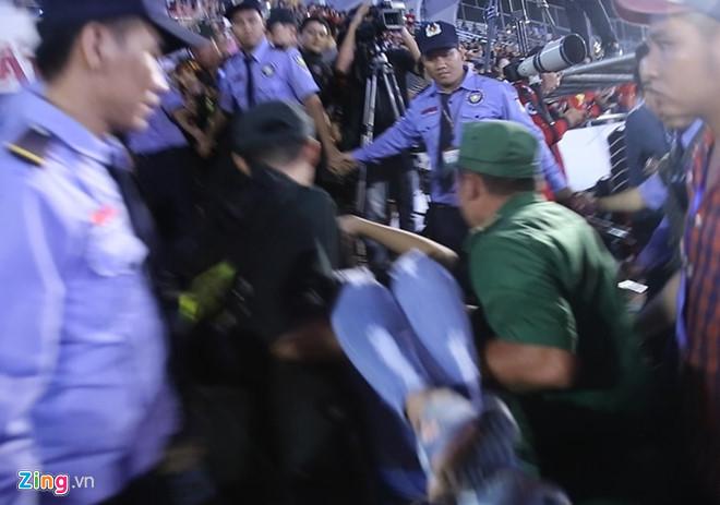 Cổ động viên ngất trong gala vinh danh U23 Việt Nam tại sân Thống Nhất-4