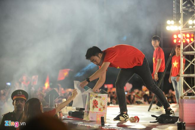 Cổ động viên ngất trong gala vinh danh U23 Việt Nam tại sân Thống Nhất-5