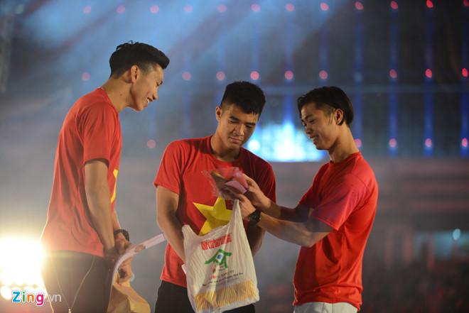 Cổ động viên ngất trong gala vinh danh U23 Việt Nam tại sân Thống Nhất-6