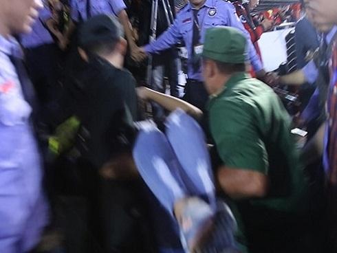 Người hâm mộ vỡ òa hò reo tạm biệt đội tuyển U23 Việt Nam-12