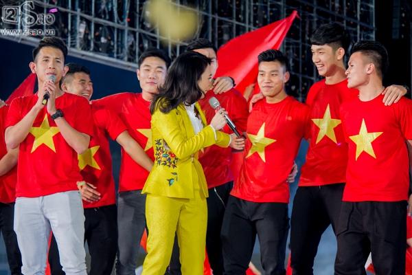 Mỹ Tâm vừa hát vừa thoa son made in Hồng Duy Pinky-2