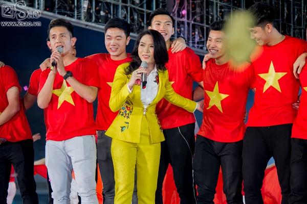 Mỹ Tâm vừa hát vừa thoa son made in Hồng Duy Pinky-3