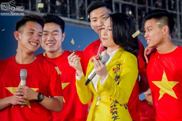 Mỹ Tâm vừa hát vừa thoa son made in Hồng Duy Pinky-4