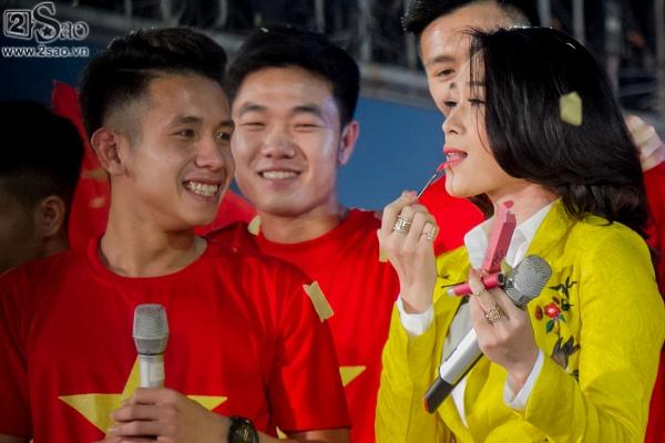 Mỹ Tâm vừa hát vừa thoa son made in Hồng Duy Pinky-5