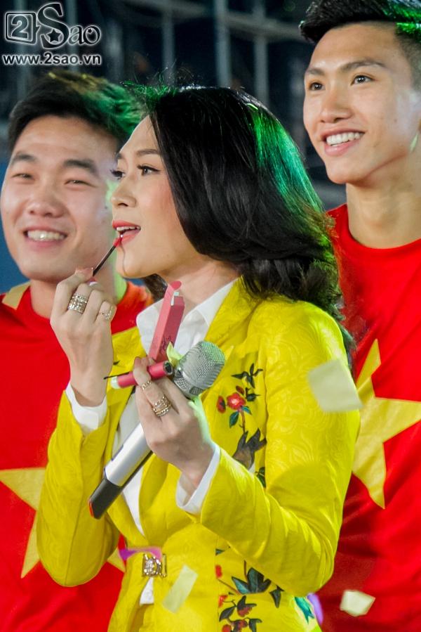 Mỹ Tâm vừa hát vừa thoa son made in Hồng Duy Pinky-6