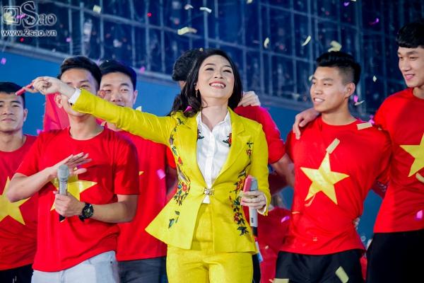 Mỹ Tâm vừa hát vừa thoa son made in Hồng Duy Pinky-7