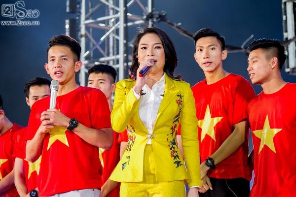 Mỹ Tâm vừa hát vừa thoa son made in Hồng Duy Pinky-8