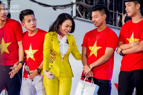 Mỹ Tâm vừa hát vừa thoa son made in Hồng Duy Pinky-9