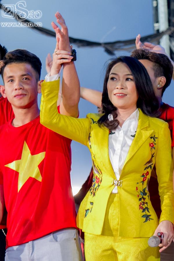 Mỹ Tâm vừa hát vừa thoa son made in Hồng Duy Pinky-10