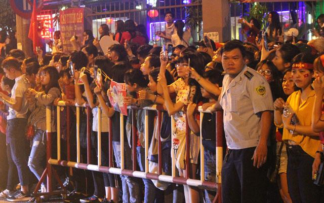 Người hâm mộ vỡ òa hò reo tạm biệt đội tuyển U23 Việt Nam-3
