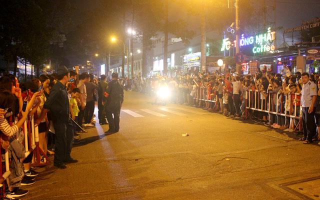 Người hâm mộ vỡ òa hò reo tạm biệt đội tuyển U23 Việt Nam-4