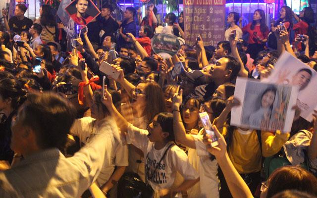 Người hâm mộ vỡ òa hò reo tạm biệt đội tuyển U23 Việt Nam-6