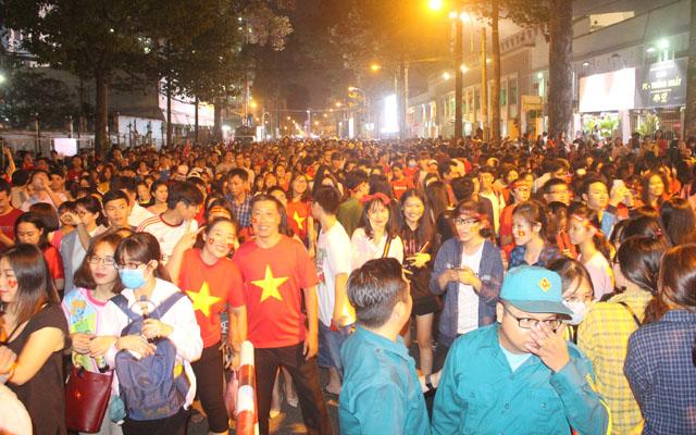 Người hâm mộ vỡ òa hò reo tạm biệt đội tuyển U23 Việt Nam-8