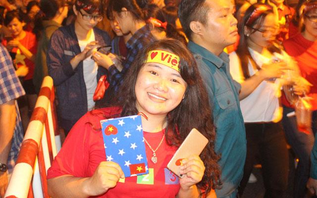 Người hâm mộ vỡ òa hò reo tạm biệt đội tuyển U23 Việt Nam-9