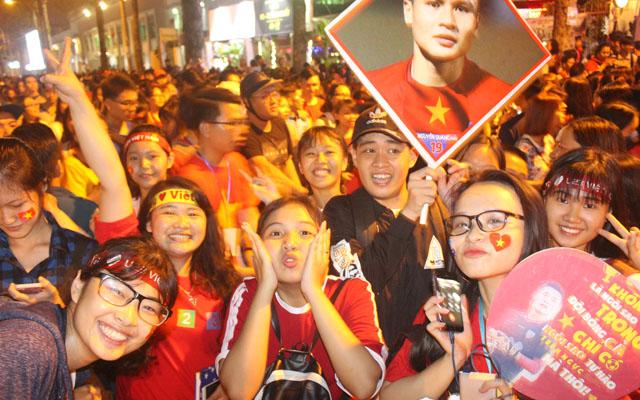 Người hâm mộ vỡ òa hò reo tạm biệt đội tuyển U23 Việt Nam-11