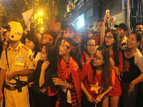 Người hâm mộ vỡ òa hò reo tạm biệt đội tuyển U23 Việt Nam