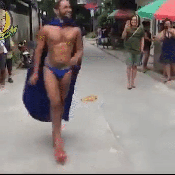 Clip: Chỉ diện hai mảnh vải che thân, soái ca 6 múi tái xuất bằng màn catwalk thần sầu-4