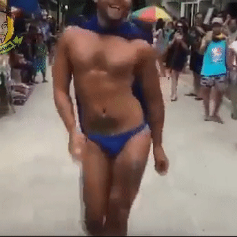 Clip: Chỉ diện hai mảnh vải che thân, soái ca 6 múi tái xuất bằng màn catwalk thần sầu-2