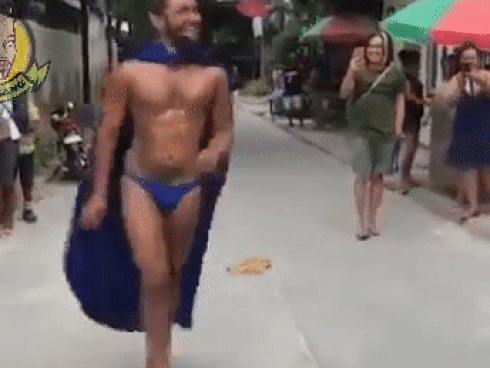 Clip: Chỉ diện hai mảnh vải che thân, soái ca 6 múi tái xuất bằng màn catwalk thần sầu