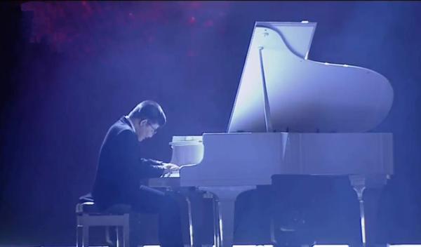 Bé Bôm đàn cho Sơn Tùng MTP hát Remember me khiến khán giả rơi lệ-2