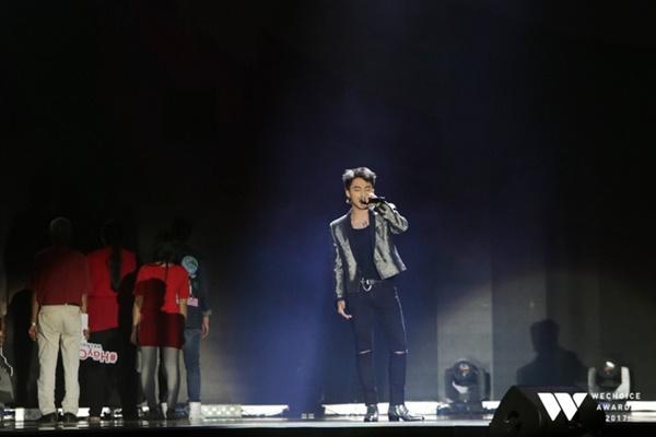 Bé Bôm đàn cho Sơn Tùng MTP hát Remember me khiến khán giả rơi lệ-4