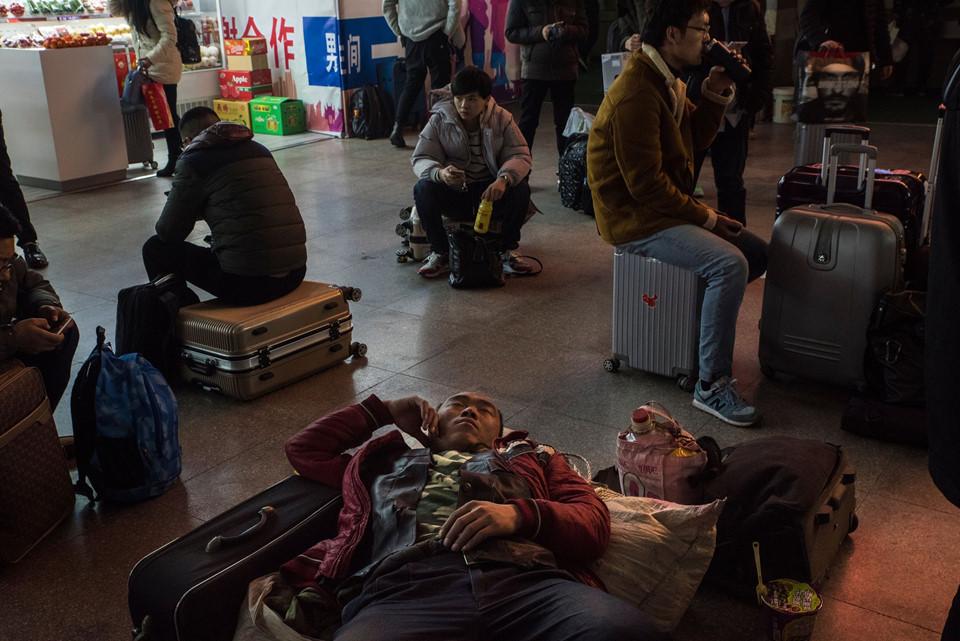 Biển người tại các nhà ga Trung Quốc lên đường về quê ăn Tết-4