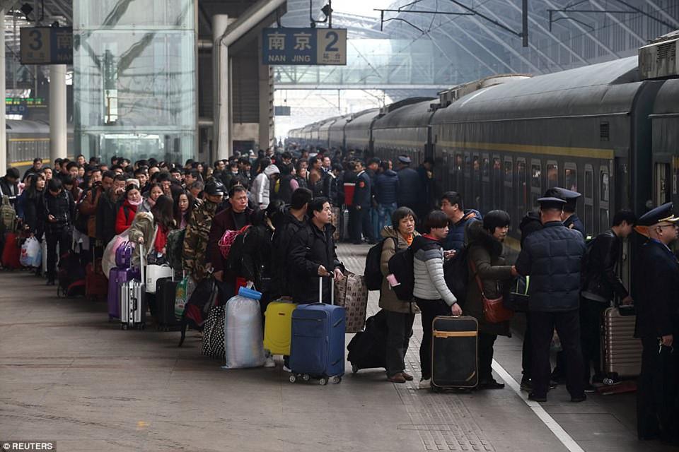 Biển người tại các nhà ga Trung Quốc lên đường về quê ăn Tết-5
