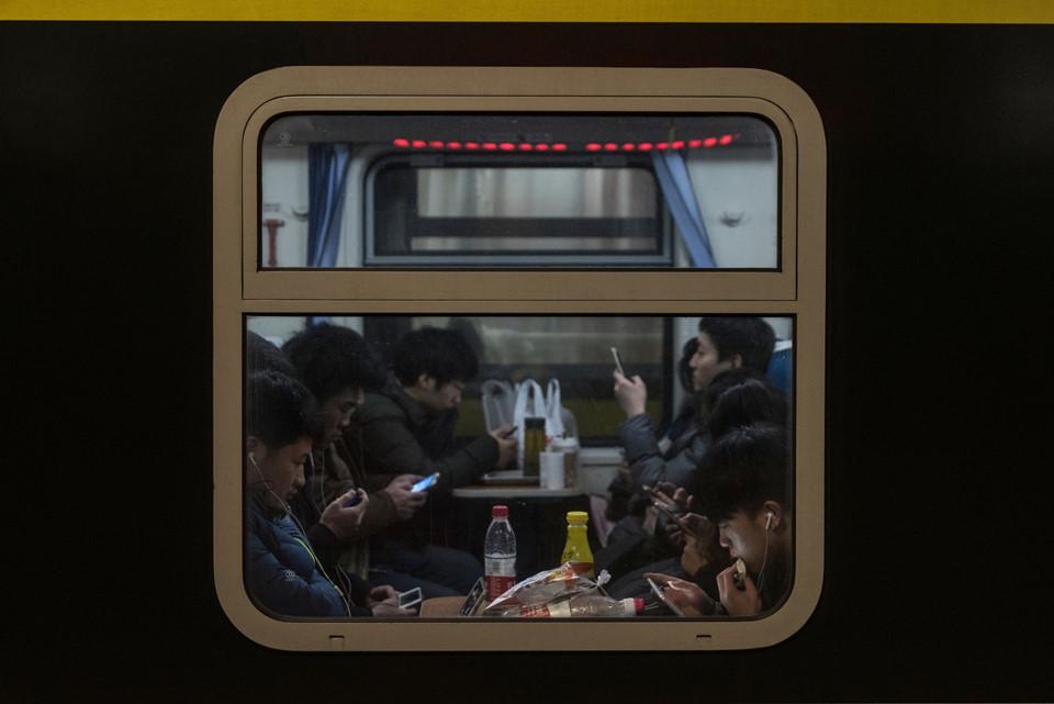 Biển người tại các nhà ga Trung Quốc lên đường về quê ăn Tết-6