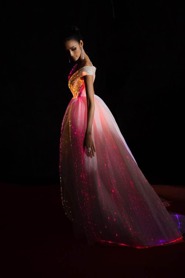 Chẳng hẹn mà gặp, Hoàng Thùy - Phạm Hương đụng ý tưởng váy phát sáng-7