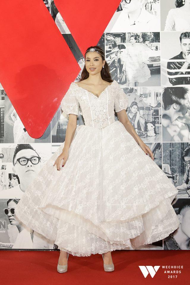 Chẳng hẹn mà gặp, Hoàng Thùy - Phạm Hương đụng ý tưởng váy phát sáng-2