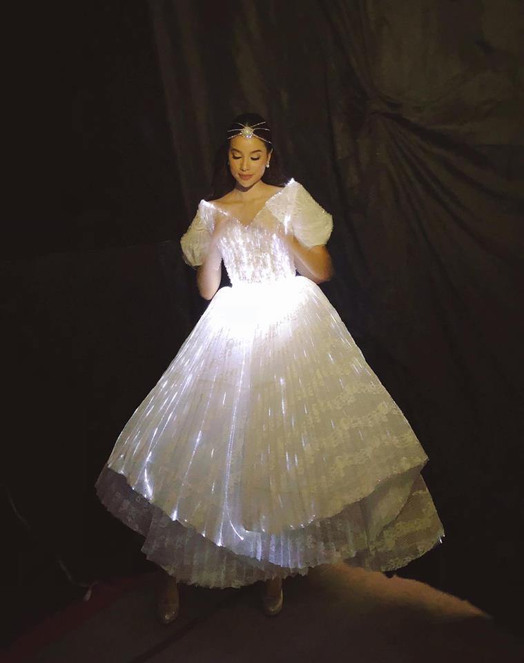 Chẳng hẹn mà gặp, Hoàng Thùy - Phạm Hương đụng ý tưởng váy phát sáng-4