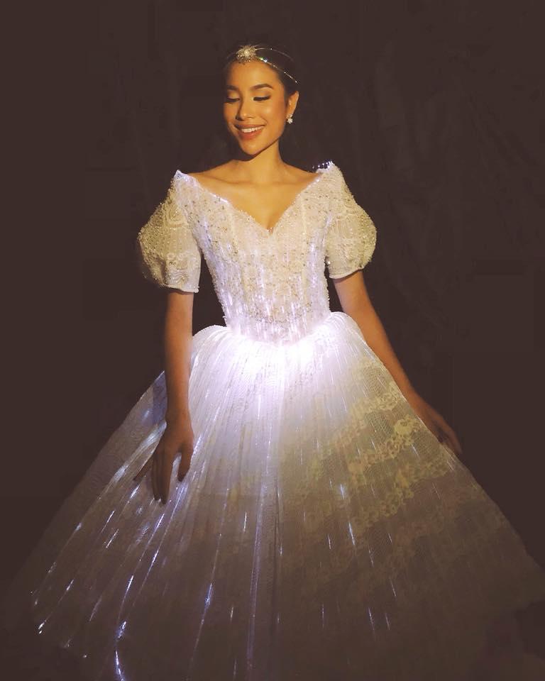 Chẳng hẹn mà gặp, Hoàng Thùy - Phạm Hương đụng ý tưởng váy phát sáng-5