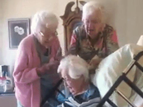 Hình ảnh 3 chị em gái tóc bạc phơ làm đẹp cho nhau khiến người xem nghẹn ngào