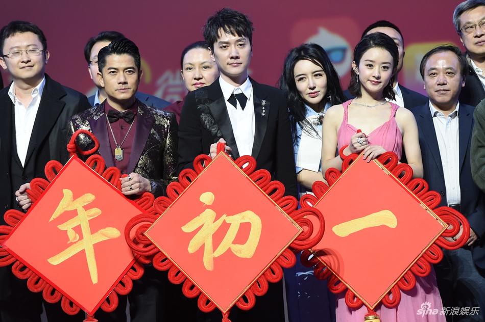 Mặc váy hở lưng táo bạo, Triệu Lệ Dĩnh lộ vết sẹo 10 năm chưa lành-6