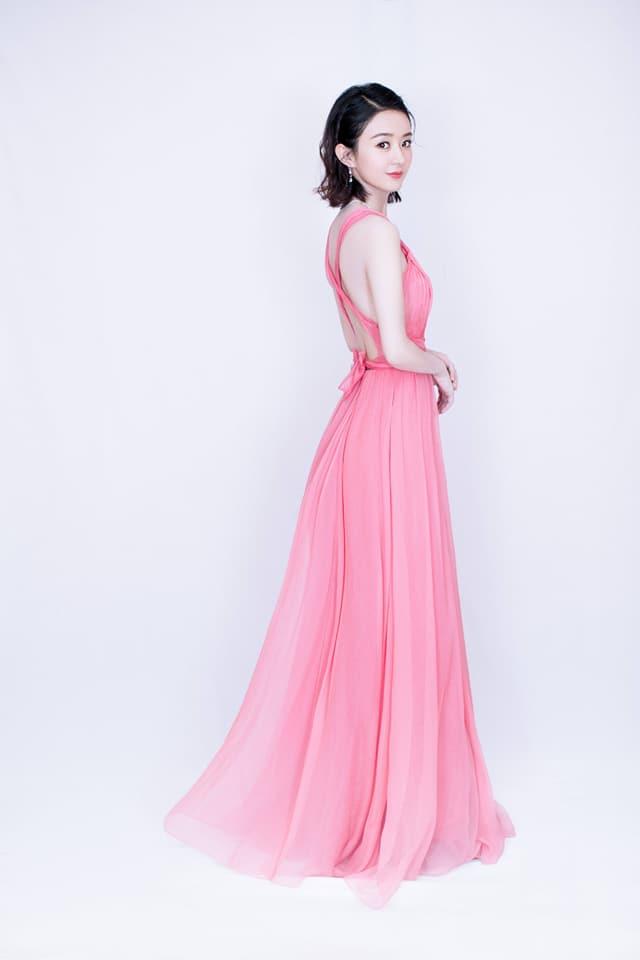 Mặc váy hở lưng táo bạo, Triệu Lệ Dĩnh lộ vết sẹo 10 năm chưa lành-4