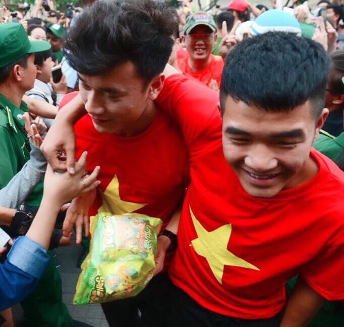 Hội chị em đau tim khi cặp đôi đam mỹ Bùi Tiến Dũng - Đức Chinh lại tay trong tay trên sân khấu lớn-3