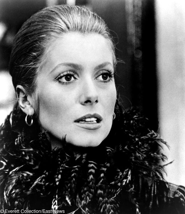 Siêu mẫu Pháp, Catherine Deneuve được xem là biểu tượng thời trang của nhiều thế hệ phụ nữ thập niên 1960 - 1970. Catherine cũng trở thành gương mặt đại diện cho nhiều hãng mỹ phẩm, thời trang nổi tiếng như Chanel No.5, L’Oreal Paris, Louis Vuitton, MAC. Đặc biệt, mỹ nhân còn được ví là nàng thơ của nhãn hiệu Yves Saint Laurent.