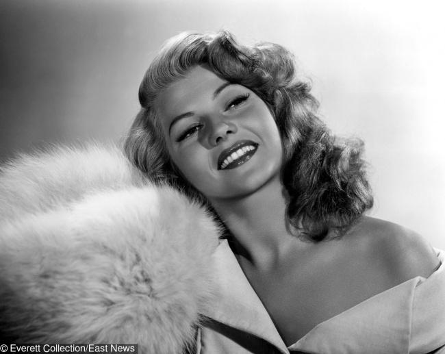 Rita Hayworth là nữ diễn viên kiêm vũ công nổi tiếng của Mỹ trong thập niên 1940. Trong suốt sự nghiệp của mình, Rita góp mặt trong khoảng 61 bộ phim. Vẻ đẹp của nữ minh tinh là niềm khao khát của rất nhiều đàn ông. Tuy vậy, cuộc sống hôn nhân của Rita Hayworth khá lận đận: trải qua 5 đời chồng và đều ly hôn 5 lần.