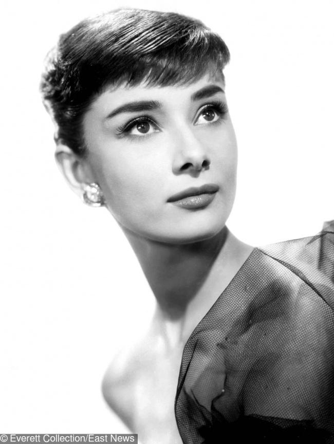 Đứng hạng thứ 3 trong danh sách huyền thoại nữ trên màn ảnh Hollywood là Audrey Hepburn. Mỹ nhân không chỉ nổi tiếng với lối diễn xuất tự nhiên, lôi cuốn trong các bộ phim kinh điển, mà còn được ngưỡng mộ bởi nhân cách. Bên cạnh sự nghiệp điện ảnh, Audrey Hepburn tích cực ham gia các hoạt động xã hội, là đại sứ thiện chí của UNICEF. Người đẹp còn ghi dấu trong làng thời trang với phong cách thanh lịch, tinh tế mà đến nay vẫn nhiều người học theo.