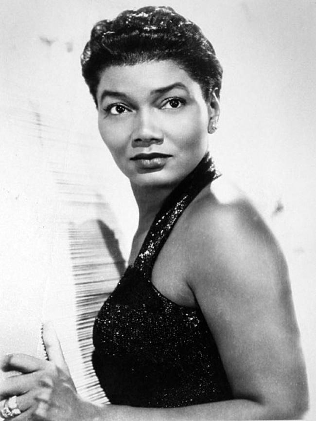 Nổi tiếng từ năm 15 tuổi, Pearl Bailey - nữ diễn viên kiêm ca sĩ người Mỹ không chỉ được yêu mến bởi nhan sắc mà còn bởi tài năng. Mỹ nhân từng đạt giải thưởng Tony cho những cống hiến xuất sắc trong nghệ thuật sân khấu, và giải Daytime Emmy của Viện Nghệ thuật và khoa học truyền hình nhằm công nhận những thành tựu chương trình truyền hình ban ngày tại Mỹ. Trong những năm cuối đời, nữ minh tinh dành thời gian viết sách.