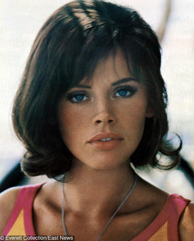 Britt Ekland là một nữ diễn viên kiêm ca sĩ người Thụy Điển nổi tiếng trong những năm 1970. Vẻ đẹp của Britt được ví như nữ thần, và mỹ nhân là ngôi sao đình đám được chụp ảnh nhiều nhất thế giới thời bấy giờ. Chồng Britt Ekland là nam diễn viên nổi tiếng người Anh, Peter Sellers. Anh đã phải lòng Britt ngay khi nhìn thấy bức ảnh của nữ diễn viên trên một tạp chí, và sau đó cầu hôn người đẹp khi họ gặp nhau ở London.