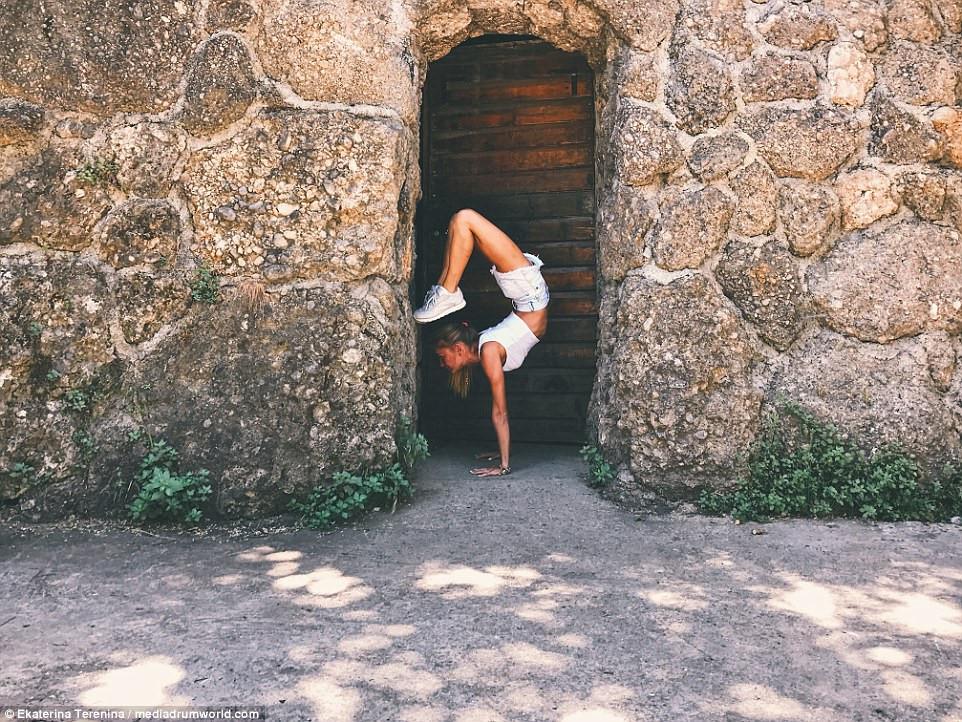 9X bỏ nghề vũ công đi khắp thế gian tập yoga-8