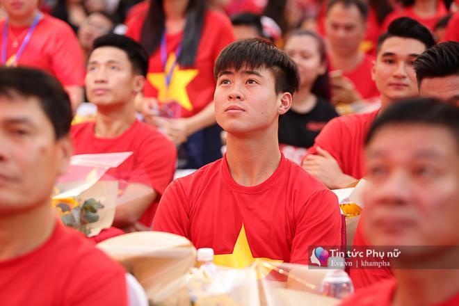 Cận cảnh những khoảnh khắc đẹp long lanh của các cầu thủ U23 Việt Nam trong buổi giao lưu-9