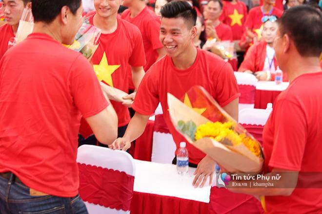 Cận cảnh những khoảnh khắc đẹp long lanh của các cầu thủ U23 Việt Nam trong buổi giao lưu-10