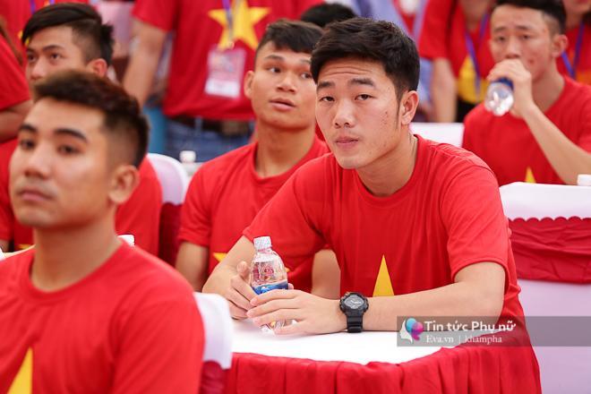 Cận cảnh những khoảnh khắc đẹp long lanh của các cầu thủ U23 Việt Nam trong buổi giao lưu-4