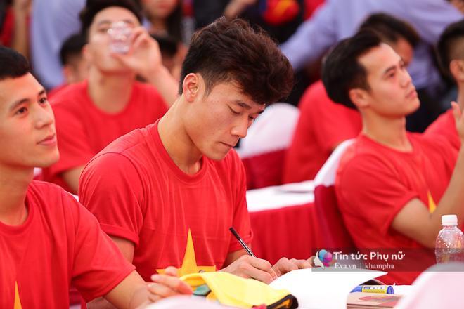 Cận cảnh những khoảnh khắc đẹp long lanh của các cầu thủ U23 Việt Nam trong buổi giao lưu-5