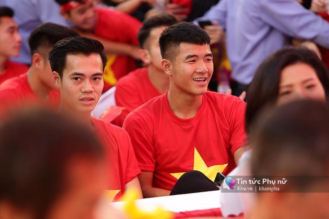 Cận cảnh những khoảnh khắc đẹp long lanh của các cầu thủ U23 Việt Nam trong buổi giao lưu-13